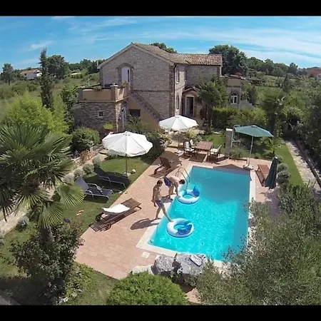 Ferienvilla Lucia Mit Pool Und Eigenem Tennisplatz Nyaraló Funtana